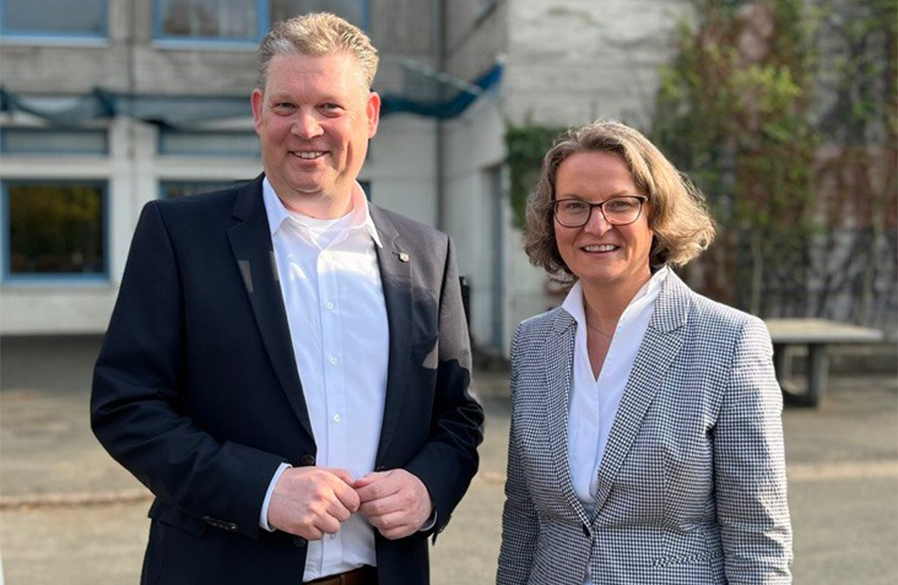Jörg Blöming mit Ina Scharrenbach vor dem Landtag